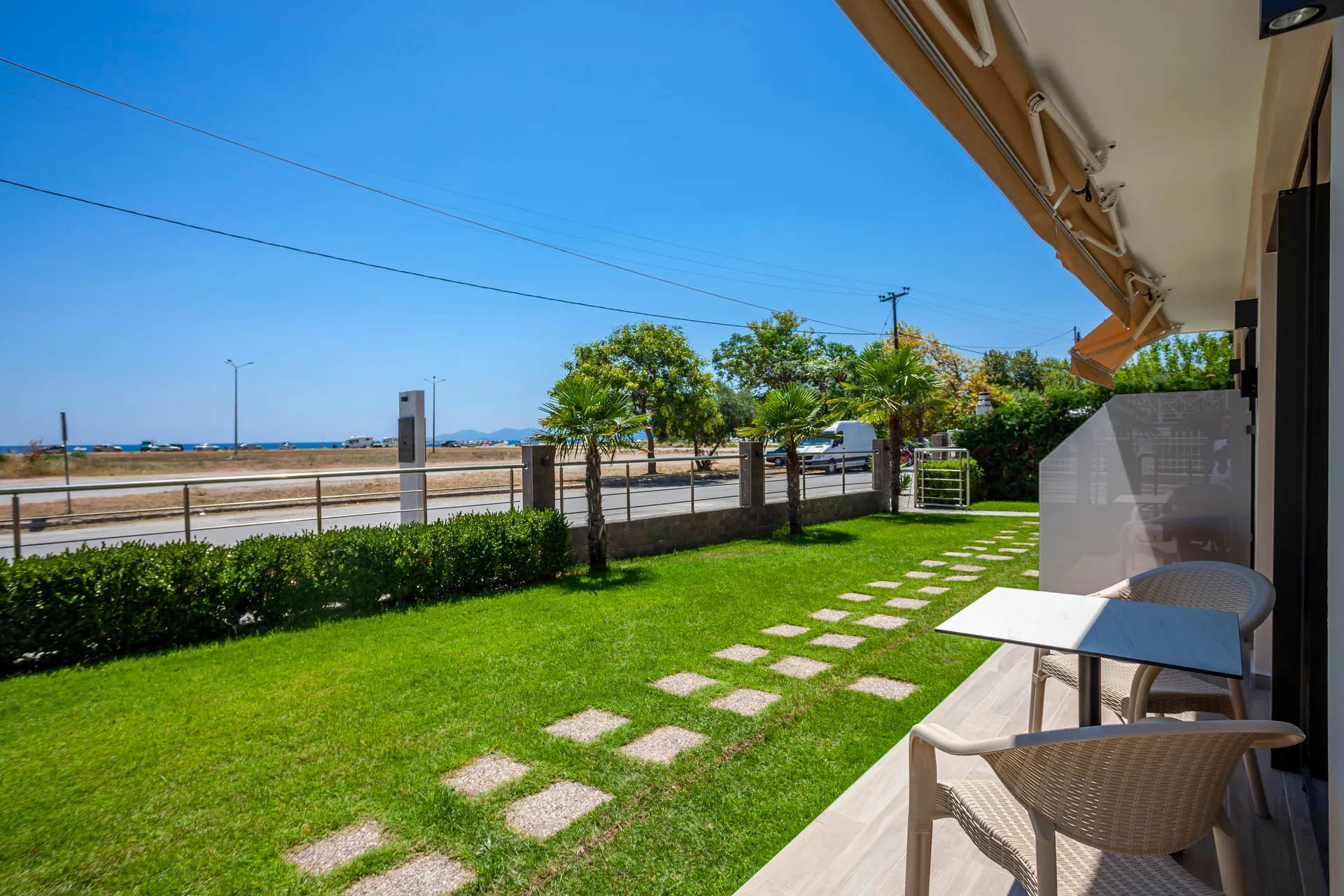 Tiara Holidays - Aliston Deluxe Living - dvorište